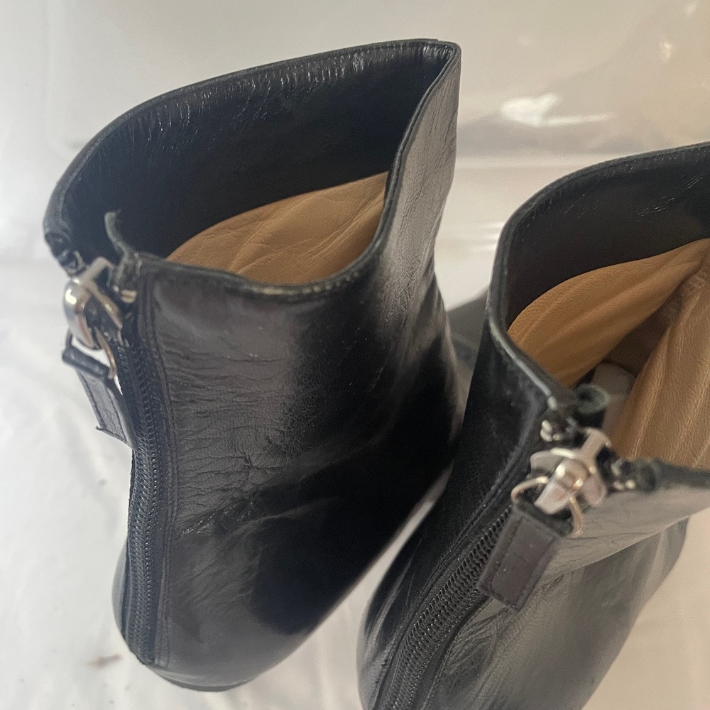 Leather ankle boots, black with zipper. Heel.